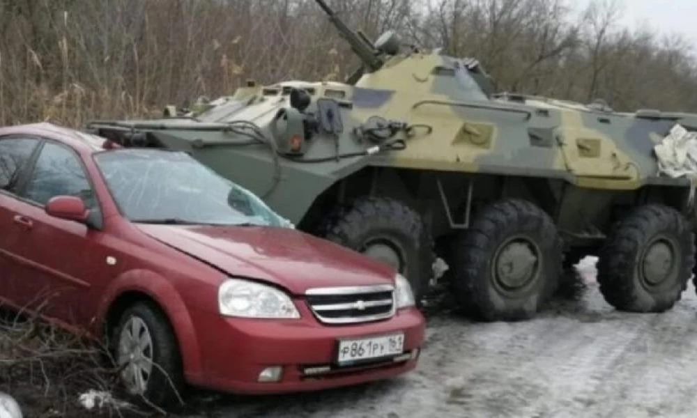 Τροχαίο στρατιωτικού οχήματος μεταφοράς προσωπικού με Ι.Χ.